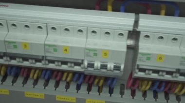 Tedarik kutusu aşırı yakın çekim düğmeleri - sağa kaydır