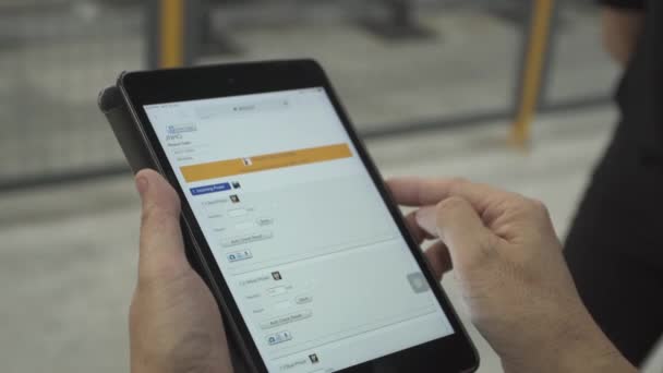 Estremità Del Primo Piano Uomo Utilizzando Tablet Muovendo Mani Statico — Video Stock