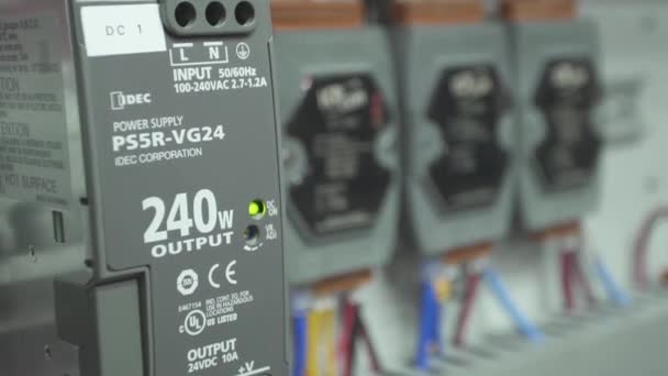 Extreme Close Electrical Box Αναβοσβήνει Κόκκινο Φως Στο Παρασκήνιο Στατική — Αρχείο Βίντεο