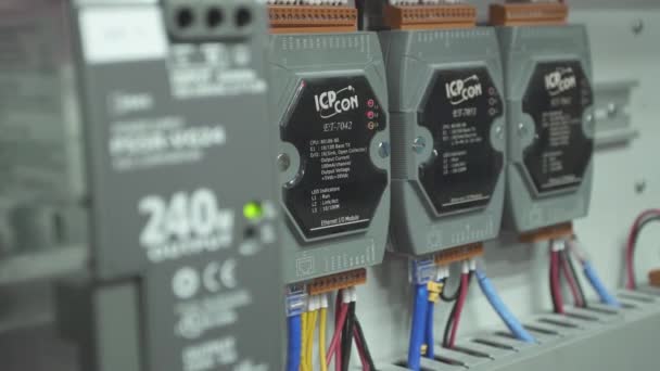 Extreme Close Electrical Box Αναβοσβήνει Κόκκινο Φως Στατική Rack Εστίαση — Αρχείο Βίντεο
