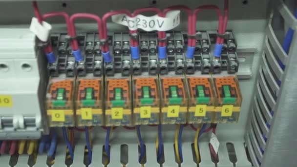 Ekstremalne Zbliżenie Przewodów Przełączników Skrzynki Elektrycznej Przesuń Lewo — Wideo stockowe