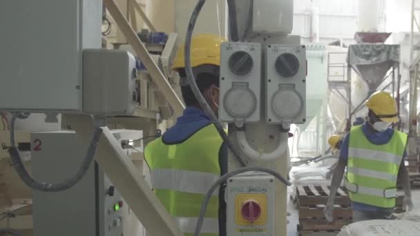 スイッチの後ろに安全装置が立っている労働者 Static — ストック動画