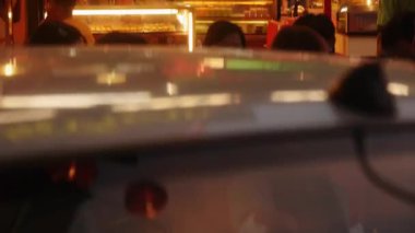 Bir grup insan otururken ve yürürken - kaideyi kaldırın