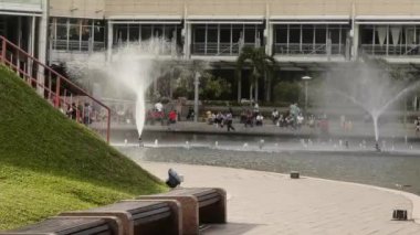 İnsanlar yan yana otururken fıskiyeler açılıyor - statik görüntüler