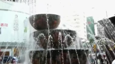 İnsanlar yan yana otururken fıskiyeler açılıyor - statik görüntüler