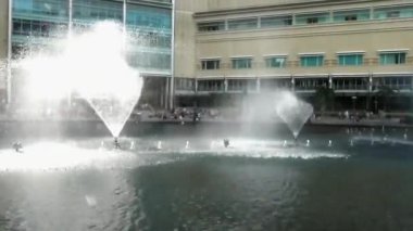 İnsanlar yan yana otururken fıskiyeler açılıyor - statik görüntüler