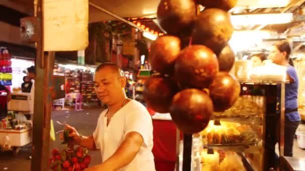 Hombre Sosteniendo Una Cuerda Fruta Estática — Vídeos de Stock