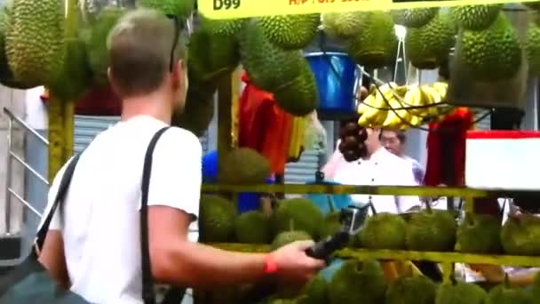 Man Holding Camera Stick Fruit Stand Static — Stock Video