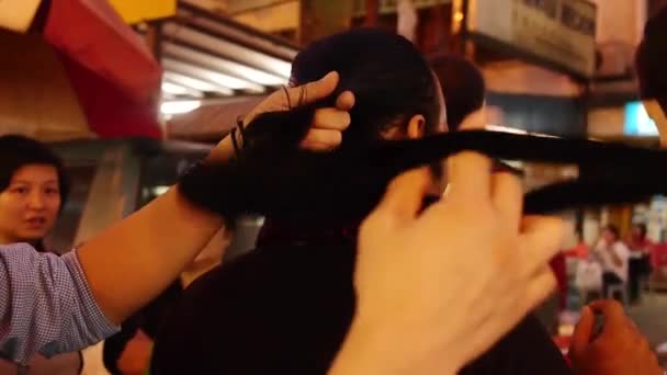 Чоловік Тримає Прив Язане Волосся Статичною Смугою — стокове відео