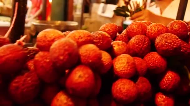 Man Tar Bunt Frukt Bort Pan Följa — Stockvideo