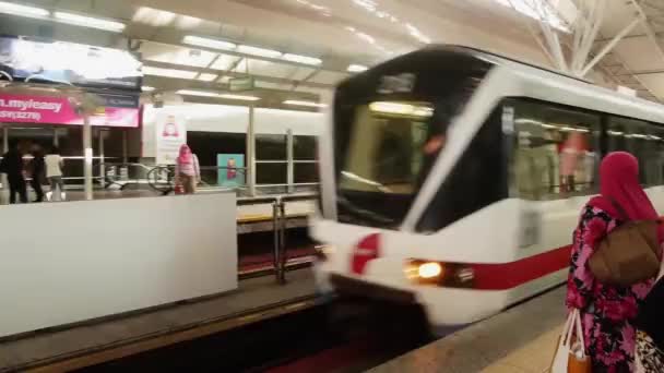 Τρένο Που Διέρχεται Μπροστά Από Τους Ανθρώπους Στατική — Αρχείο Βίντεο