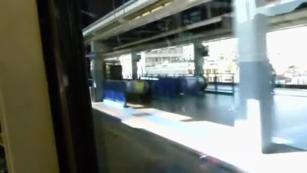 Tren Que Detiene Estación Mientras Gente Para Estática — Vídeos de Stock