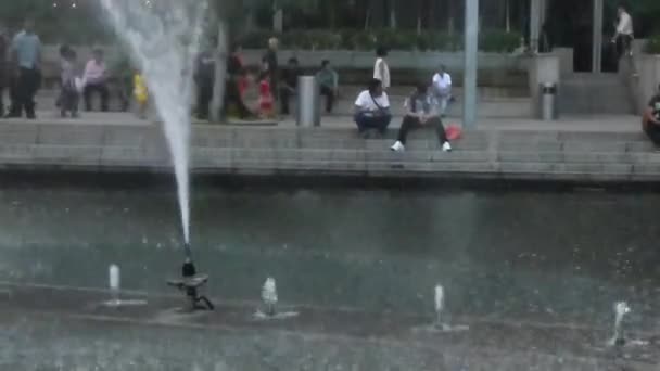 Wasserfontäne Wird Eingeschaltet Während Die Menschen Nebeneinander Sitzen Statische Aufnahmen — Stockvideo