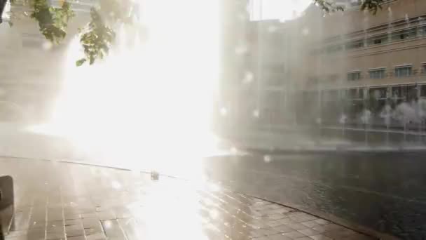 Fontaine Eau Allumée Avec Une Lumière Vive Diapositive Gauche — Video