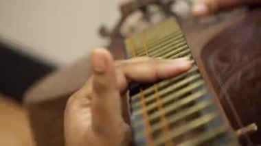 İpi tutarken sol el öne kayıyor - durağan