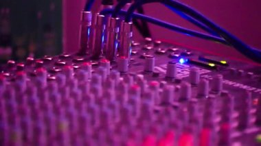 Müzik makinesinde kablolarla ışıklar yanıp sönüyor. Kayıt stüdyosundaki kaydırak görüntüleri.