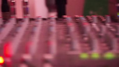 Işıklar kabloyla yanıp sönüyor ve odaklanıyor. Kayıt stüdyosundaki sol görüntüler kaydediliyor.