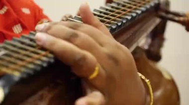 Parmak hareketinin odak noktası - kaide aşağı, sola kaydır