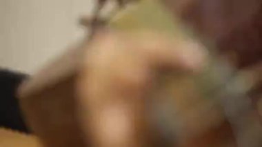 El hareketinin odak noktasını enstrümanın üzerine yerleştir - kaideyi yukarı doğru kapat