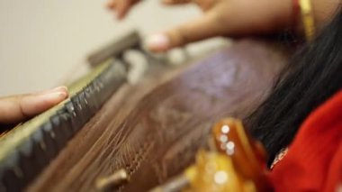 El hareketinin odak noktasını tel enstrümanının üzerine yerleştir - sol yakın çekim görüntüsünü kaydır