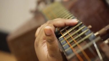 El hareketinin odak noktasını enstrümanın üzerine yerleştir - kaideyi yukarı doğru kapat