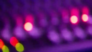 Sıra sıra tuşların ve ışıkların odak noktası - kayıt stüdyosunda sağa kaydır