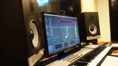 Monitör ve hoparlörlerin yan görünümü - kayıt stüdyosunda sağa kaydır