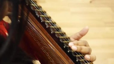 Enstrümanlardaki parmak hareketlerinin üst görünümü - statik yakın çekim görüntüleri