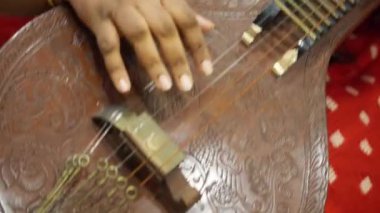 Parmaklar enstrümanda - kaide yukarı, yakın çekim