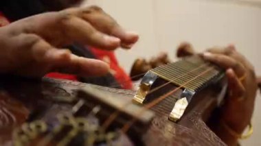 Telli alette el ve parmak hareketi - statik olarak yakın çekim görüntüsü