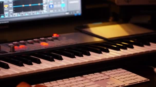 男人在录音室里用白色键盘和鼠标滑动左图 — 图库视频影像