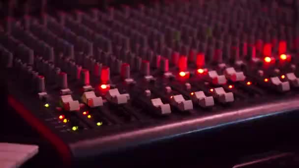 Kabloların Işıkların Odak Noktasını Makineye Yerleştir Stüdyoda Sağ Görüntüyü Kaydet — Stok video