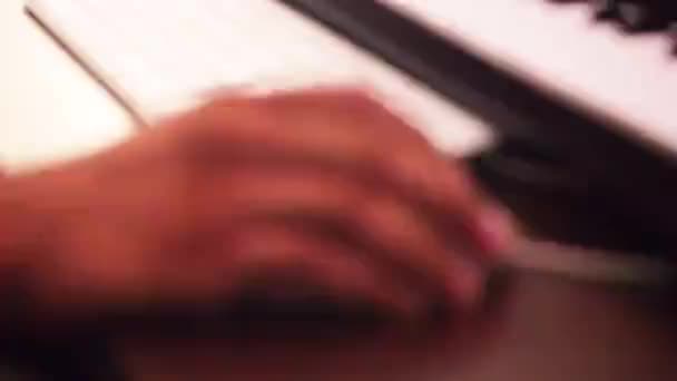 Rack Foco Mão Rolagem Mouse Imagens Estáticas Estúdio Gravação — Vídeo de Stock
