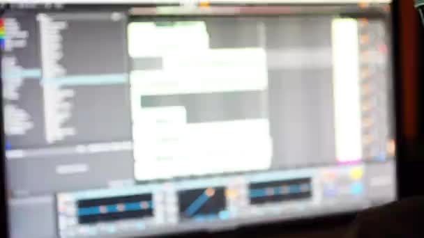 Rack专注于带有软件运行的监视器 录音演播室中的幻灯片左边镜头 — 图库视频影像