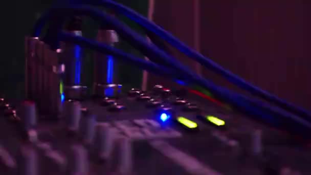 Reihen Blauer Kabel Mit Blinkendem Licht Statisches Filmmaterial Tonstudio — Stockvideo
