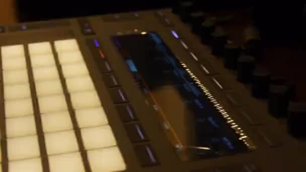 Müzik Kutusundaki Gölge Hareketi Yanıyor Kayıt Stüdyosundaki Sol Görüntüler Kaydediliyor — Stok video
