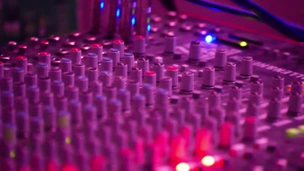 Máquina Audio Con Cables Luces Encendidas Deslizar Imágenes Correctas Estudio — Vídeos de Stock