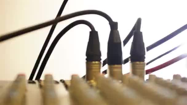 Une Main Mettant Câble Sur Machine Séquences Statiques Studio Enregistrement — Video
