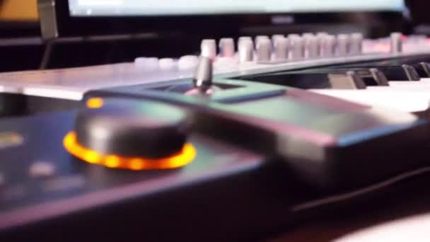 Klavyenin Yanındaki Kara Kutu Kadranı Kayıt Stüdyosunda Sağa Kaydır — Stok video