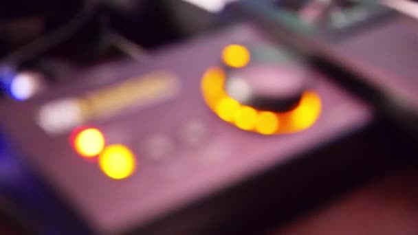 電源ボックスにラックフォーカスで点滅するライト レコーディングスタジオの静的映像 — ストック動画