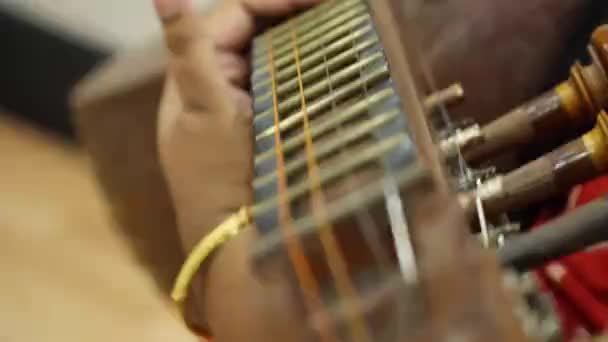 Finger Rörelse Spelar Stränginstrument Dolly Framåt Närbild — Stockvideo