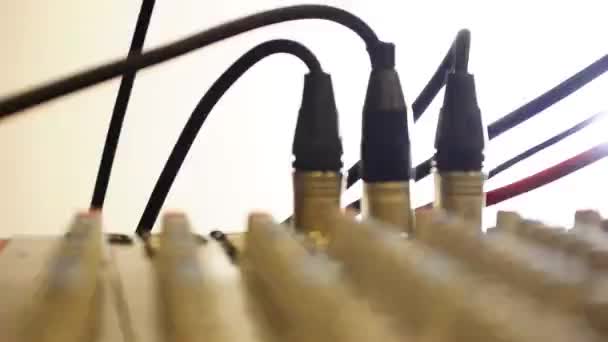 Mano Sosteniendo Cable Negro Hacia Máquina Imágenes Estáticas Estudio Grabación — Vídeos de Stock