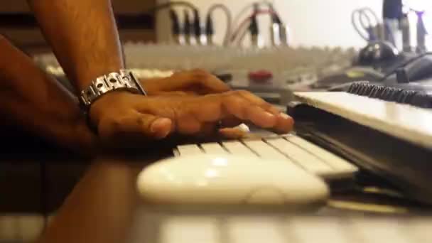 Hand Schreibtisch Die Tastatur Schwebend Statisches Filmmaterial Tonstudio — Stockvideo
