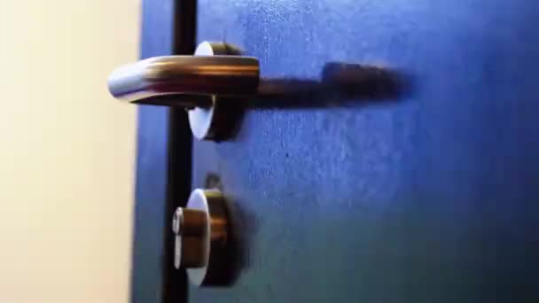 Рука Повертає Ручку Відкриває Двері Статична — стокове відео
