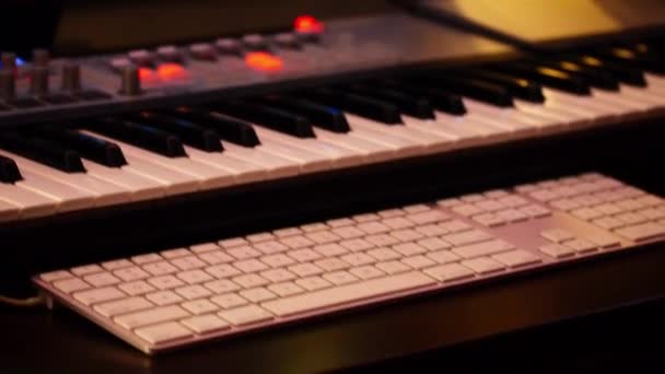 Hände Auf Der Tastatur Mit Eingeschaltetem Monitor Hochkippen Runterkippen Tonstudio — Stockvideo