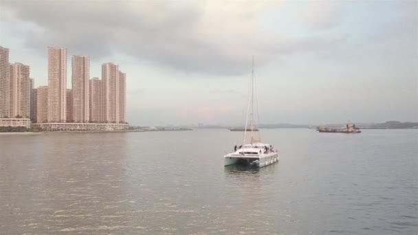 Група Людей Кораблях Багатоквартирних Будівлях Висоті Повітряний Вид Слизько Зліва — стокове відео