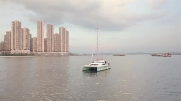 Кораблі Повні Людей Вигляд Багатоквартирних Будинків Повітряний Погляд Слайд Ліворуч — стокове відео