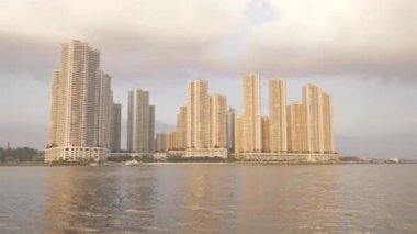Yüksek ve güzel apartmanlardan oluşan bir grubun görüntüleri.
