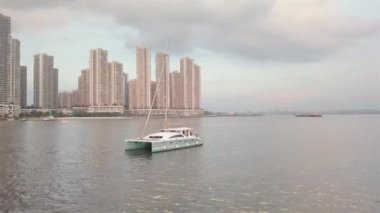 İnsanlarla dolu serin beyaz botlar - Hava Görünümü - Soldan Sağa Kaydır