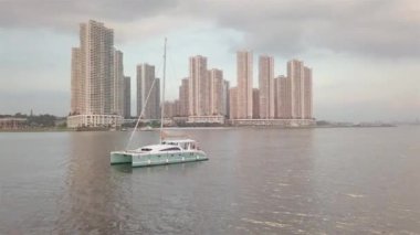 İnsanlarla Dolu Gemiler ve Daire Binalarının Görünümü - Hava Görünümü - Soldan Sağa Kaydır